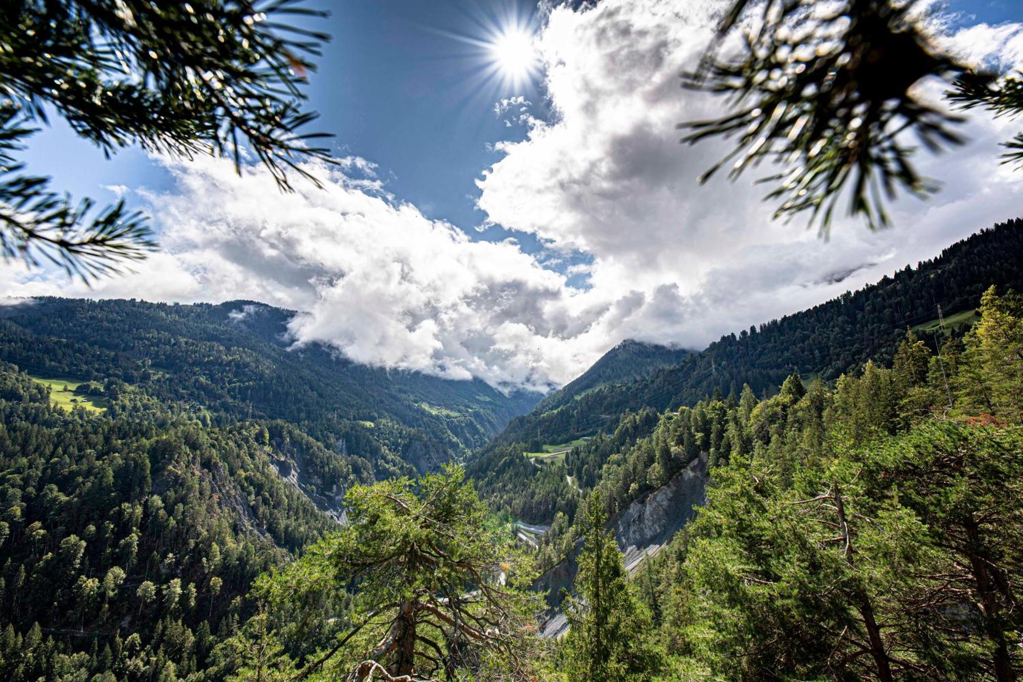 Gasthaus Roessli Versam Bagian luar foto