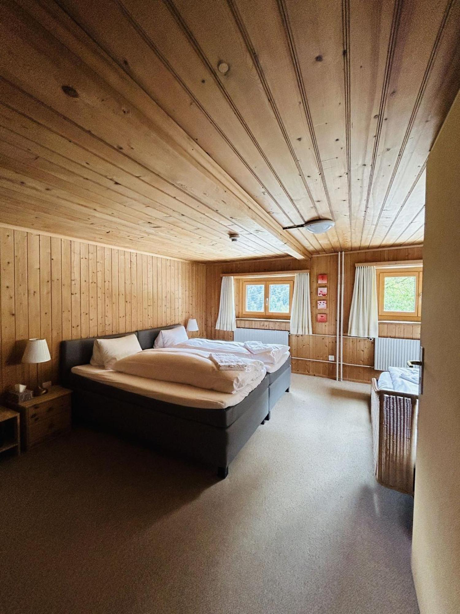 Gasthaus Roessli Versam Bagian luar foto