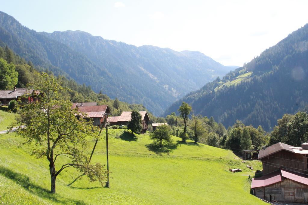 Gasthaus Roessli Versam Bagian luar foto